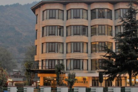 Welcome hotel Srinagar , 3 star Hotel in Srinagar in front of dal-lake