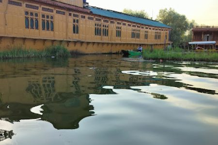 Book your stay at royal dandoo houseboat dal lake sringar