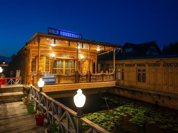 Kolu Houseboat Kashmir , Premium 4 star Houseboat in Dal-lake Kashmir