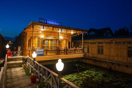 Kolu Houseboat Kashmir , Premium 4 star Houseboat in Dal-lake Kashmir