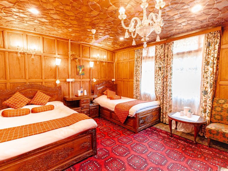 Kolu Houseboat Kashmir , Premium 4 star Houseboat in Dal-lake Kashmir