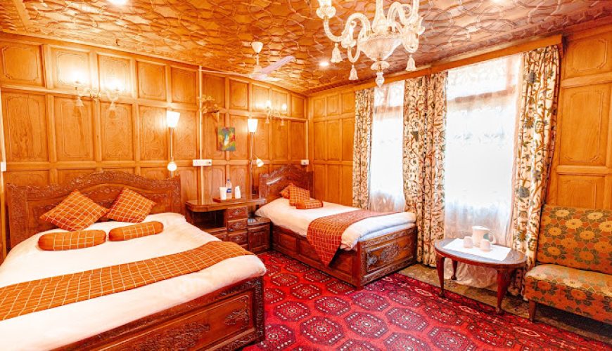 Kolu Houseboat Kashmir , Premium 4 star Houseboat in Dal-lake Kashmir