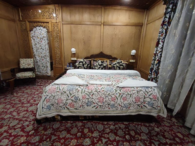 Mahajong Houseboat Dal lake srinagar , best houseboat in dal lake srinagar kashmi