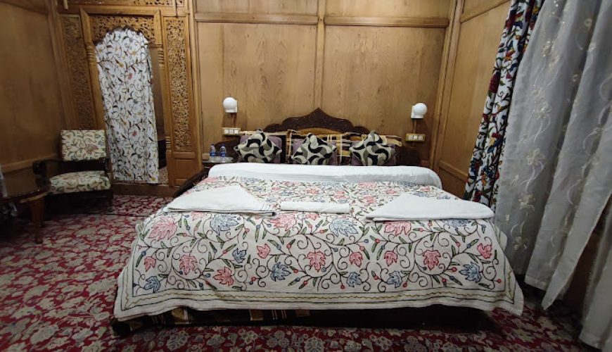 Mahajong Houseboat Dal lake srinagar , best houseboat in dal lake srinagar kashmi