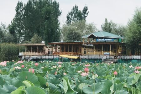 Mahajong Houseboat Dal lake srinagar , best houseboat in dal lake srinagar kashmir