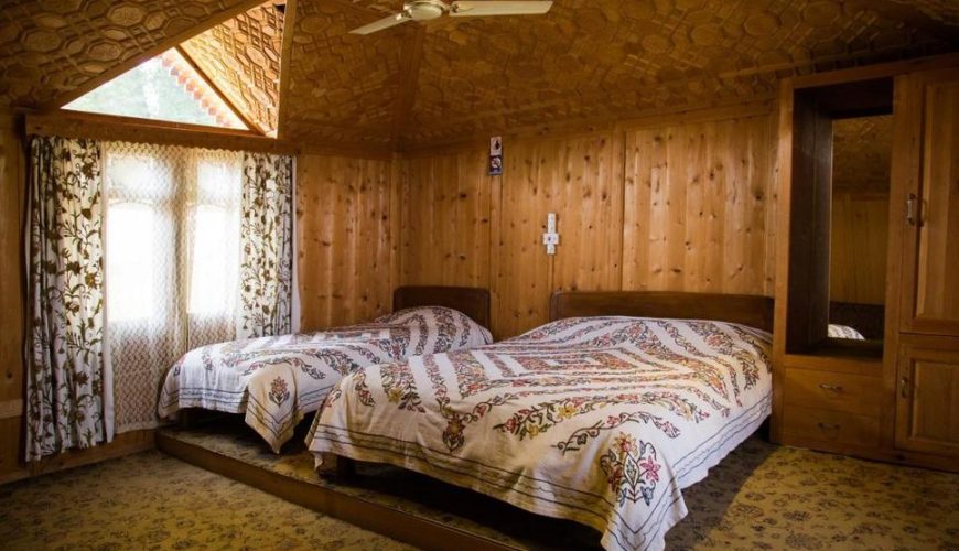 Peacock Houseboat Nigeen Lake Srinagar. Best 3 Star Houseboat in Srinagar