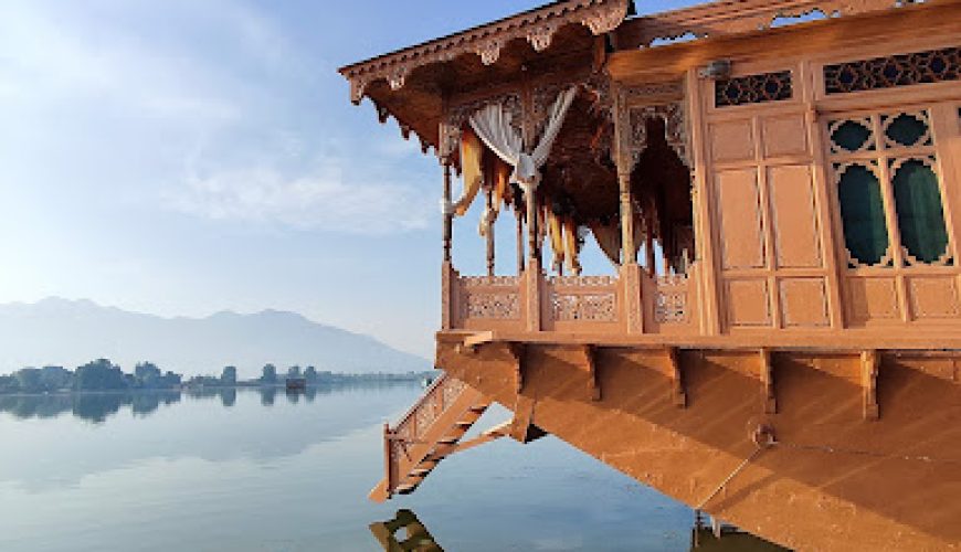 Wangnoo Heritage Housboat , Houseboat in Nigeen Lake