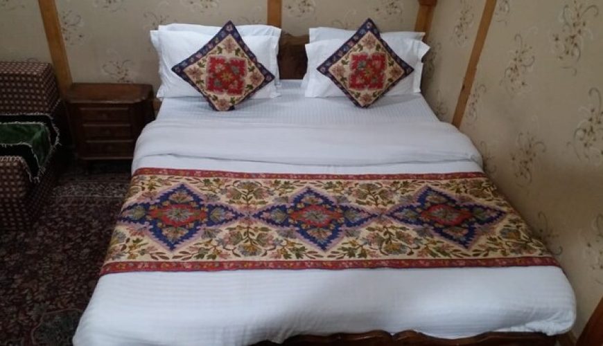 Young Bombay Heritage Houseboat Dal-lake Srinagar