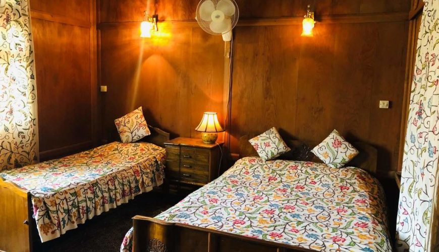 monarch group of houseboats , houseboat at nigeen lake